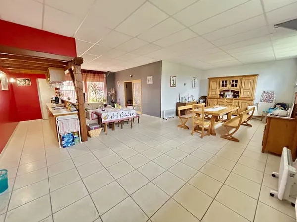 Maison Individuelle 196,00 m², terrain 1556,00 m²