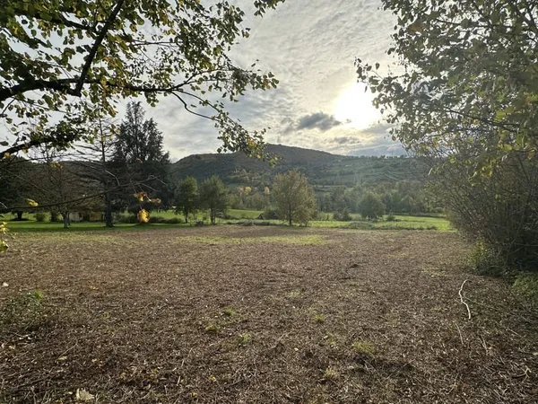Terrain constructible 1 940 m2 St-Vincent-du-Pendit