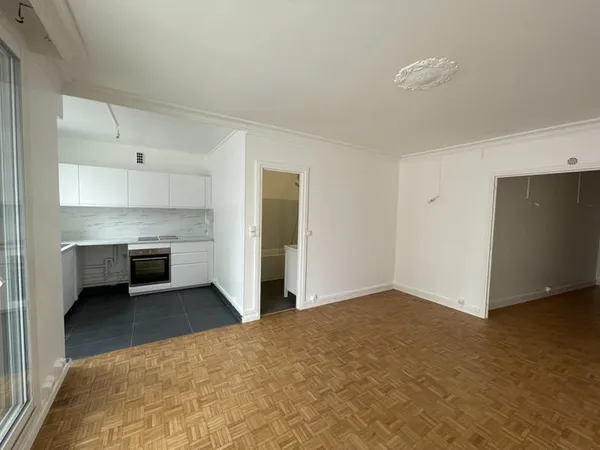 Secteur JAVEL grand studio avec loggia