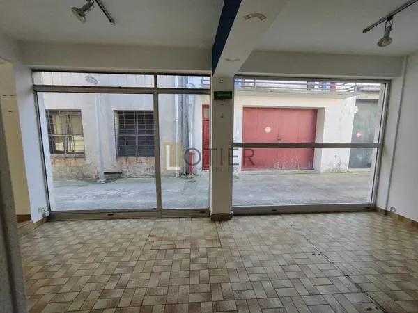 Immeuble avec 1 local commercial et 1 T4