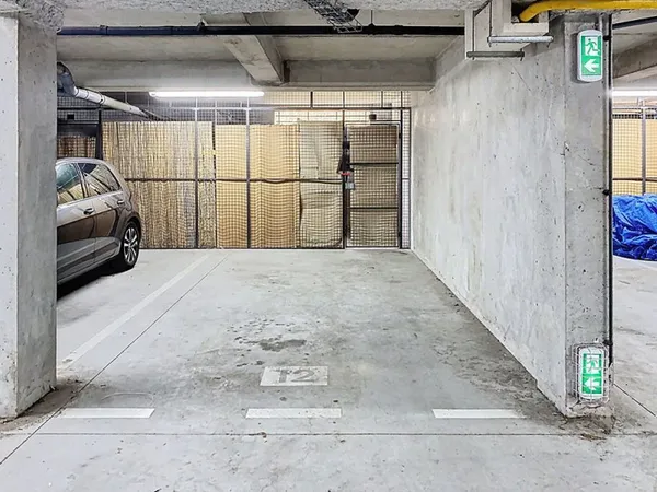 À VENDRE - PLACE DE PARKING SOUTERRAIN + ESPACE VÉLOS BOXÉ