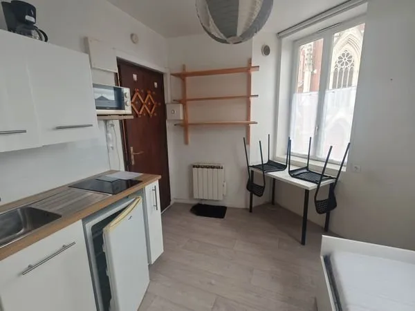 Petit studio rénové au pied du métro