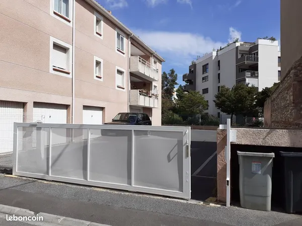 Vends cause depart lot de 6 parkings