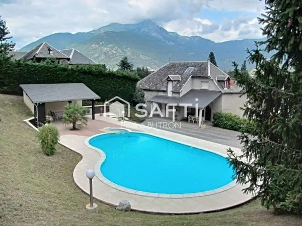Propriété avec parc et piscine, vue sur montagne.