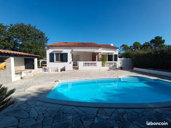 Maison individuelle avec piscine proche du village