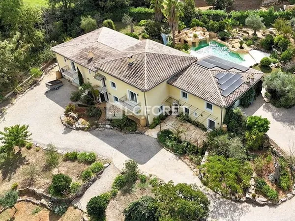 Maison 9 pièces 473 m²