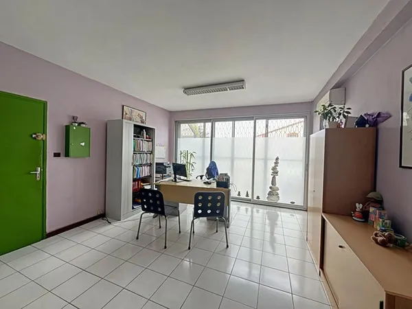 BLAGNAC - Place du Relais - Local commercial d'environ 66.27 m² traversant - accès parking.