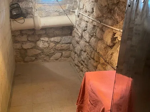 Cave à 3 min ligne 14 hôpital Bicêtre