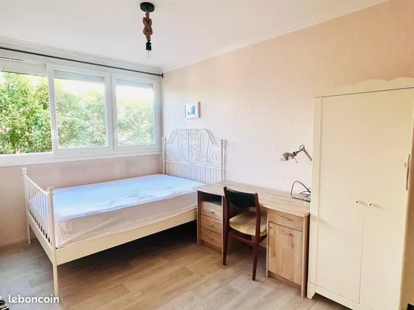 Jolie chambre meublée à loué en coloc