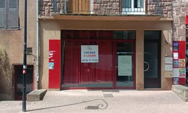 Centre ville Marcillac Vallon, local commercial en RDC de 40 m² avec dépendance