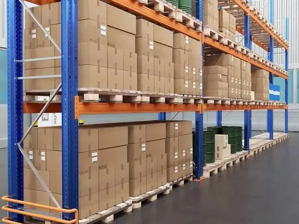 Entrepôt avec racks - 96 palettes