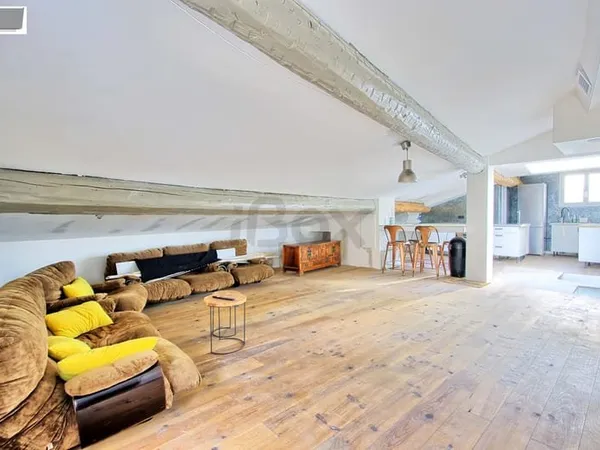TOULON SAINT ROCH - DERNIER ETAGE - T3 DE 120 M2 DONT 70 M2 CARREZ