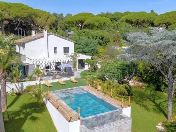 Villa rénovée à vendre à pied des plages à Grimaud