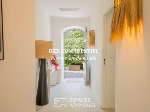 Charme authentique et lignes contemporaines aux portes de Saint-Tropez