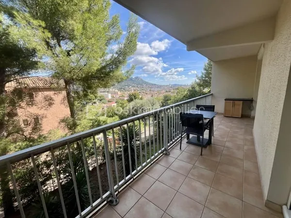 T2 lumineux avec grand balcon, cave et parking - Résidence sécurisée à Toulon