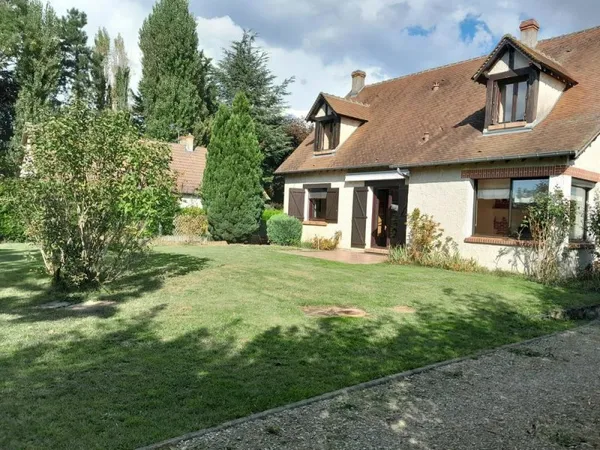 7 pièces, 5 chambres + 1 bureau. Très bon état. Plain-pied possible. Beaux volumes. Sous-sol total. 