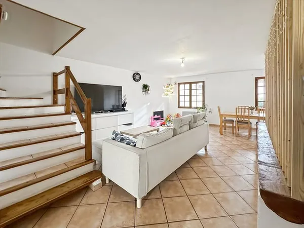 Maison de village avec de beaux volumes, Terrasse et parking