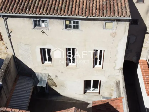 Ensemble immobilier composé d'une maison de 150m², d'un local commercial de 40m², cour et grand gara