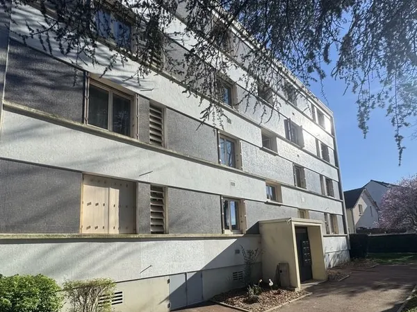 Appartement 4 pièces avec balcon, cave et 2 parkings - Proche