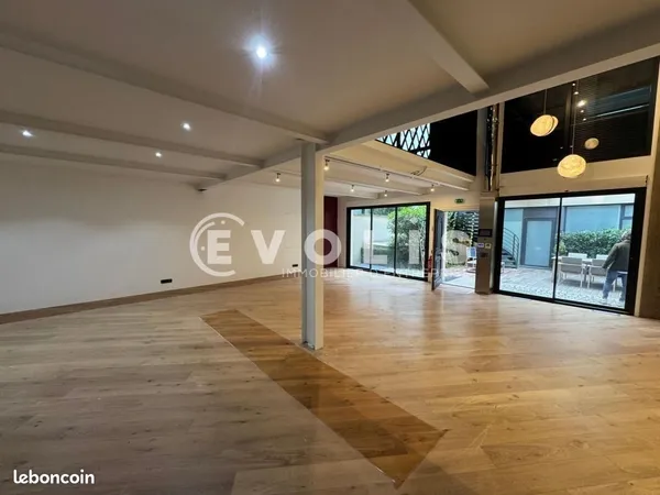 Bureaux 374 m²