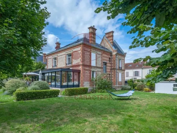 FONTAINEBLEAU PROPRIETE BOURGEOISE de 330m² -Sur JARDIN de 912 m²