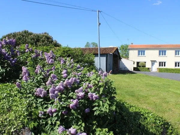 Longère à vendre avec dépendance sur un terrain de 4256m², 5 pièces VEZINS (49)