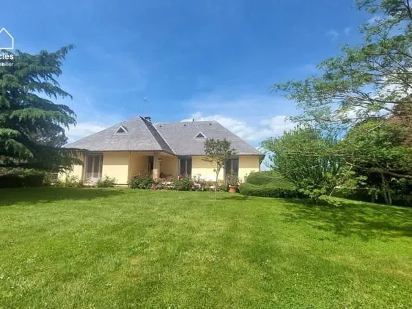 VILLA ATYPIQUE DANS SON BEAU JARDIN ET SES ATELIERS