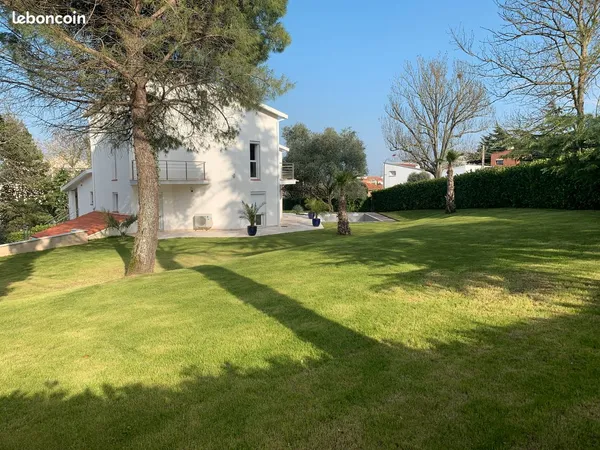 Villa d'architecte surface 220m2 et sous sol 110 m2