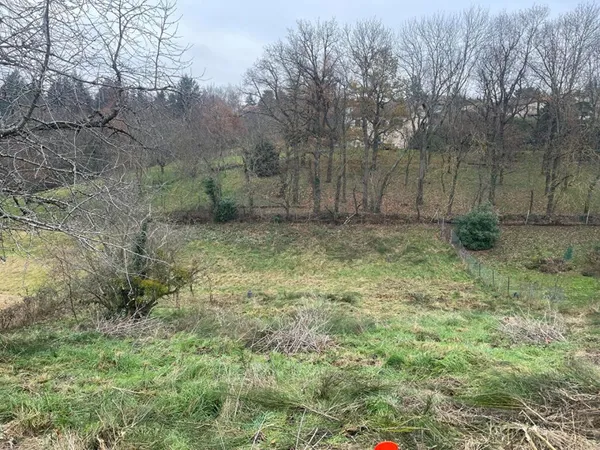 Terrain pentu à Saint-Just-Saint-Rambert - Viabilisé - 870 m²