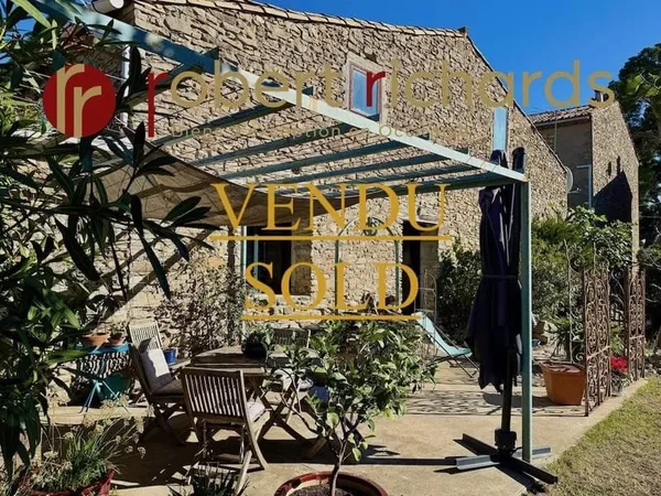 Vendu Grande Maison de 350m2 offrant un très bel intérieur.