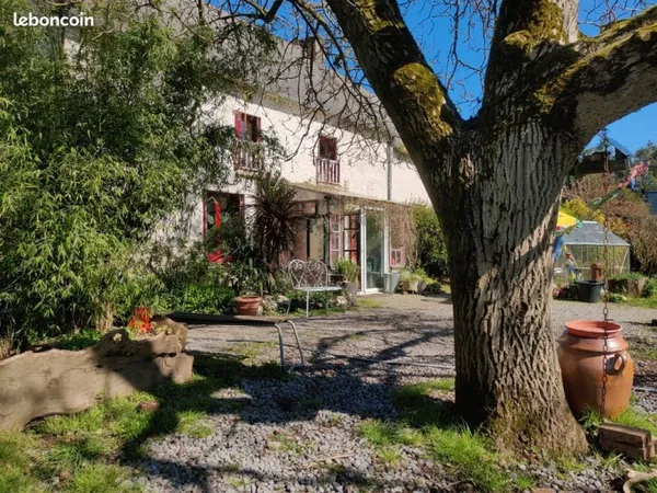 Maison et dépendances avec grand terrain arboré