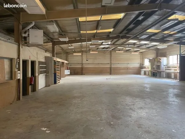 Local industriel 916 m²