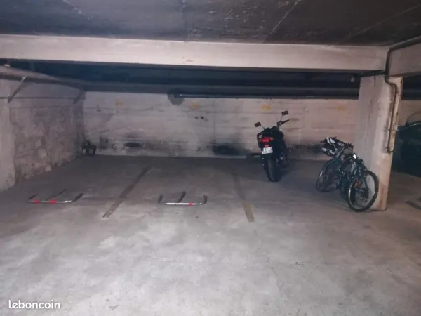 Parking moto DEUX ROUES St maur Adamville