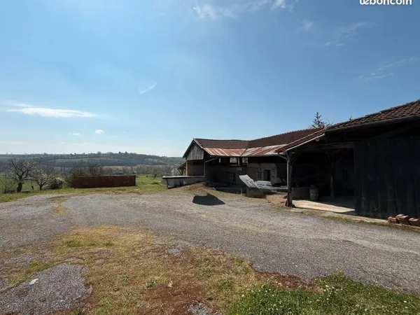 Ensemble immobilier avec hangars et maison d'habitation