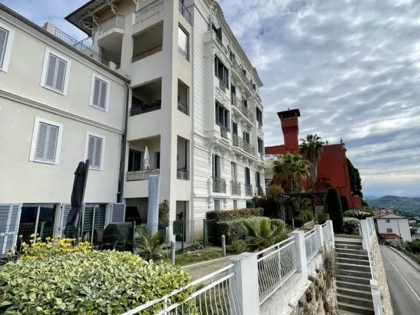 T3 d'exception avec vue panoramique et double stationnement, au coeur d'une résidence bourgeoise pri