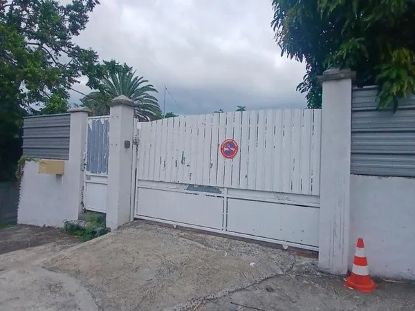 A LOUER bureau container sur un terrain de 200 m2 sur Saint-Gilles Les Hauts à 900 euros!