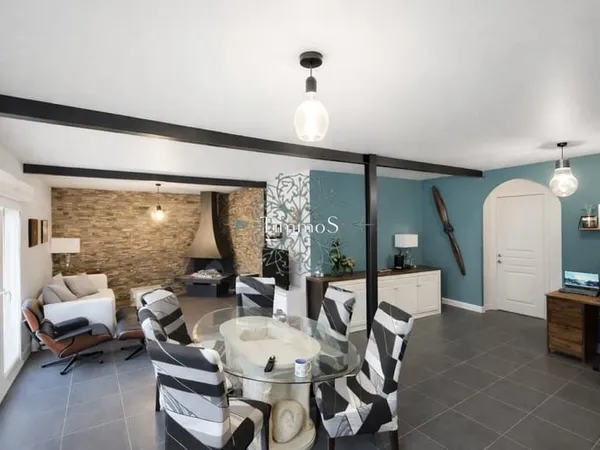 Plain-pied Contemporain : Le Parfait Équilibre entre Ville e