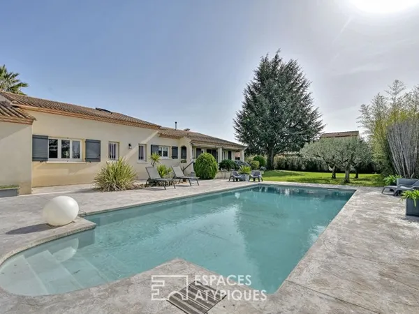 Maison rénovée avec piscine, local professionnel et son studio.