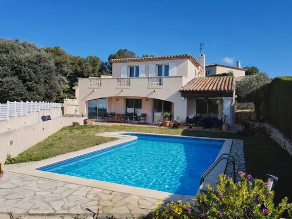 A VENDRE MAISON T5 A SAUSSET-LES-PINS FACE A LA MER AVEC GARAGE