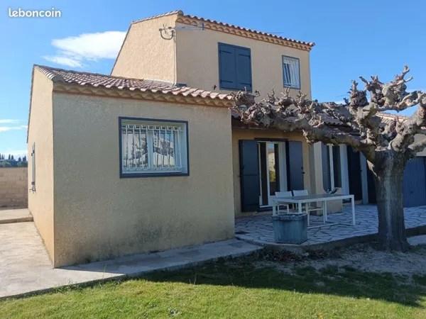 Villa 4 faces, le calme d'une impasse à deux pas du centre du village