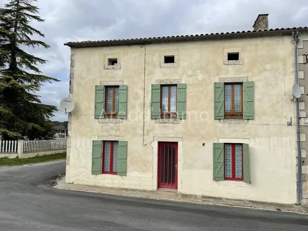Maison de bourg avec sa piscine et terrain.