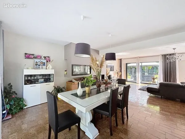 Villa 7 pièces 254 m²