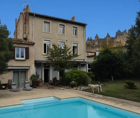 Ensemble immobilier avec 2 maisons, piscine et garages