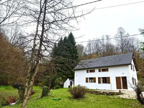 Maison de montagne avec terrain et ruisseau