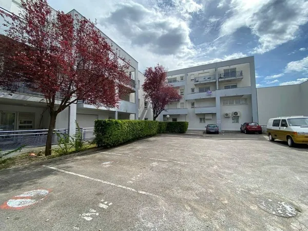 St Eloi- Garage