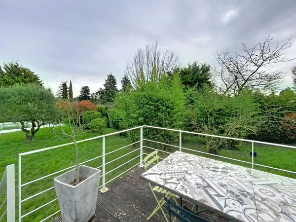 Vends maison familiale au calme avec piscine et jardin arboré