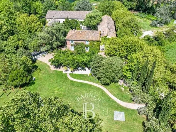 PROCHE L'ISLE SUR LA SORGUE - PROPRIETE - BASTIDE ET DEPENDANCES - PISCINE - CALME ABSOLU