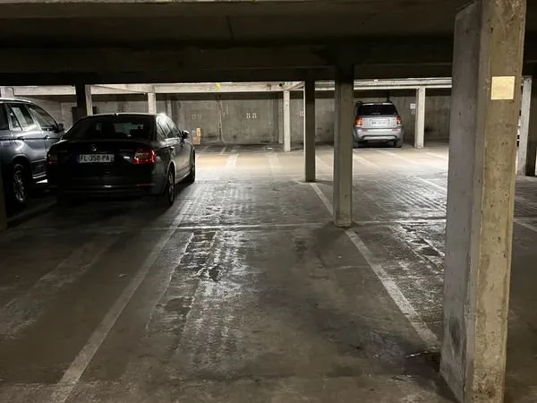 Parking à Créteil l'Échat tout près du Métro à louer