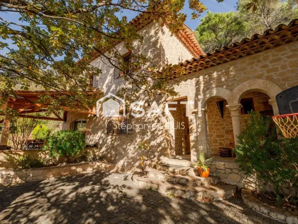 SOMPTUEUSE BATISSE PROVENCALE AVEC VUE EXCEPTIONNELLE