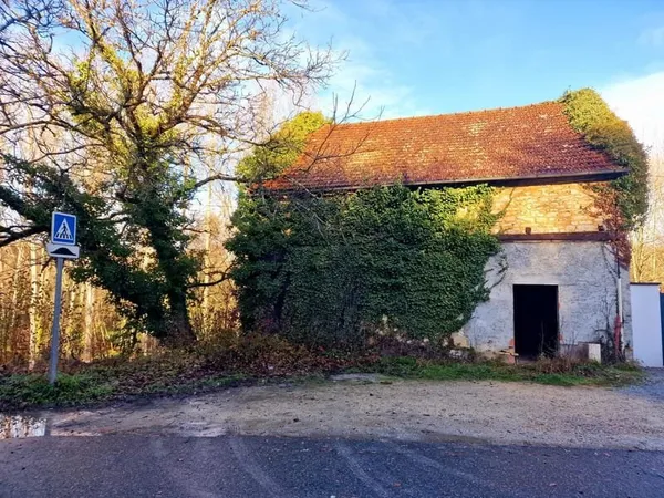Grange en pierre à rénover avec ruisseau et terrain - à la lisière d'un charmant village